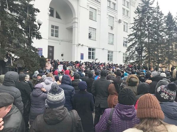 Многотысячный митинг в Кемерово потребовал отставки губернатора Тулеева