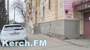 В Керчи автохам припарковался на тротуаре поблизости от музшколы