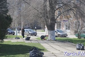 В разных районах Керчи наводят порядок