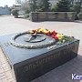 Керчане возложили цветы в сквере Славы