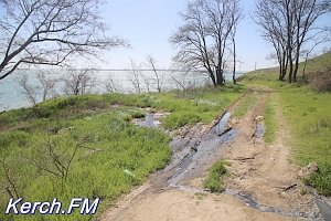 В Керчи канализация рекой стекает в море