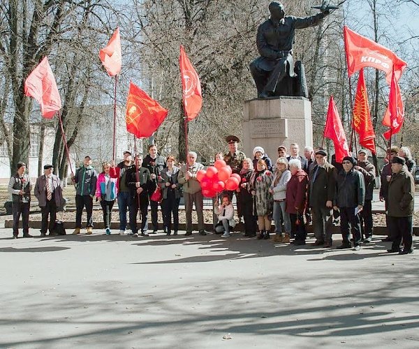 В Орле прошли торжественные мероприятия в День авиации и космонавтики