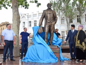 В Евпатории открыли памятник Николаю Мамуне