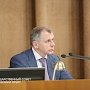 Владимир Константинов вручил новоизбранным парламентариям удостоверения и значки депутатов Государственного Совета Республики Крым