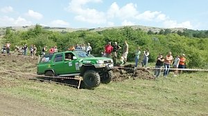 Экстремалы устроили гонки по бездорожью на военном полигоне в Симферопольском районе