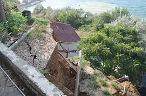 Оползень на мысе Толстый на Северной стороне Севастополя в любой момент может вновь прийти в движение