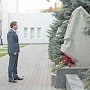 Севастопольцы несут цветы к стеле города-героя Керчь в память о погибших в колледже