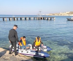 В Севастополе ГИМС аттестовала на право управления маломерным судном курсантов Нахимовского училища