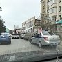 В Керчи эвакуатор создает пробки на Советской