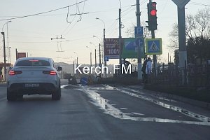 В Керчи на Камыш-Бурунском шоссе до сих пор не зарыли огромную яму