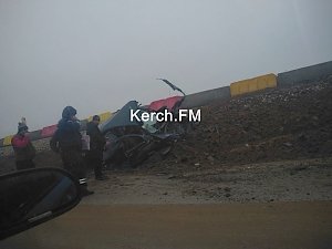 На керченской трассе столкнулись грузовик и две легковушки