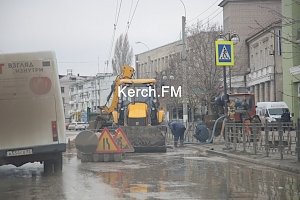 Второй день подряд водоканал на Кирова старается устранить течь