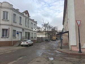 В Керчи на Театральной произошёл прорыв водовода