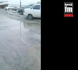 На набережной Керчи в море стекают нечистоты