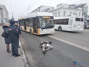 В центре Симферополя пешеход попал под троллейбус