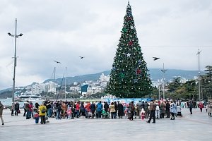 В Ялте зажгли главную городскую елку