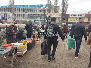 Где полиция? Из-за стихийщиков сложно пройти к рынку, — керчане