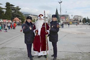 В Ялте сотрудники Госавтоинспекции участвовали в Мороз-Параде