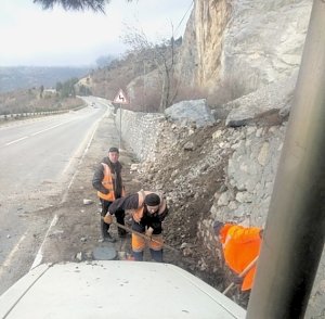 На трассе Севастополь-Ялта ликвидируют последствия обвала