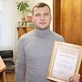 Жителя Нового Света наградили за спасение мужчины, сорвавшегося со скалы в море