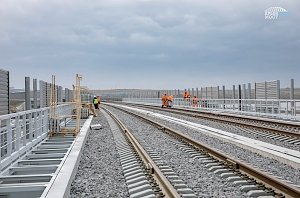 На железнодорожной части Крымского моста ставят шумозащитные экраны и стойки освещения