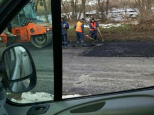 В Керчи восстанавливают асфальт на месте разрытий коммуникаций