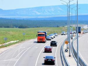 Большегрузы с трассы «Таврида» перенаправили на старую дорогу