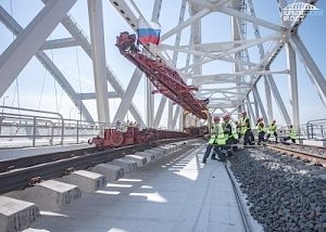 На железнодорожной части Крымского моста уложены все рельсы