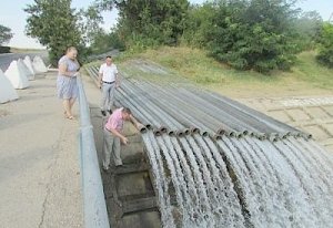 Клоуны Зеленского заявили, что воду в Крым подавать не будут. А она уже и не необходима