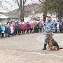 В Севастополе полицейские кинологи познакомили школьников с работой своих питомцев