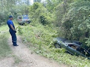 В Белогорском районе иномарка упала в канал с обрыва