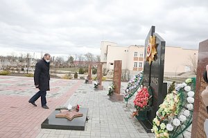 Владимир Константинов возложил цветы к мемориалам в память о погибших в годы Великой Отечественной войны