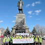 В Севастополе Юные инспекторы движения, педагоги и сотрудники ГИБДД возложили цветы к Вечному огню