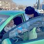 Автоинспекторы Севастополя напоминают водителям о соблюдении ПДД, вручая образовательные пособия