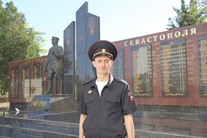 Полиция Севастополя приглашает жителей города поддержать финалиста Всероссийского конкурса «Народный участковый» Олега Гоменко