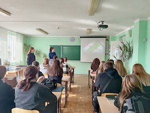 В Севастополе сотрудник отдела по делам несовершеннолетних сделала профилактическую лекцию со студентами колледжа